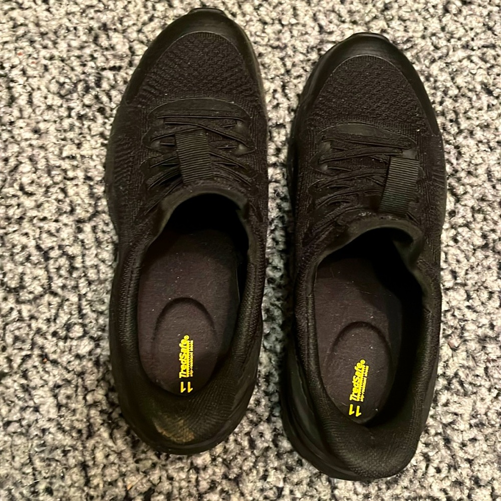 Black nonslip work shoes
